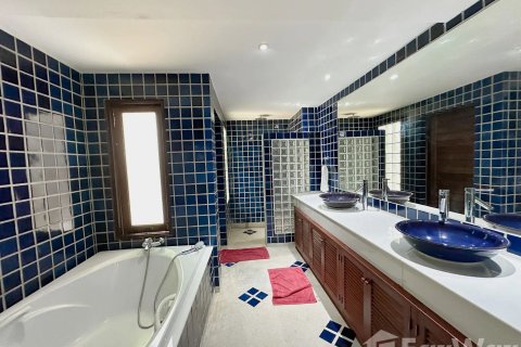 Villa in Kathu, Thailand 4 bedrooms № 140003 - photo 23