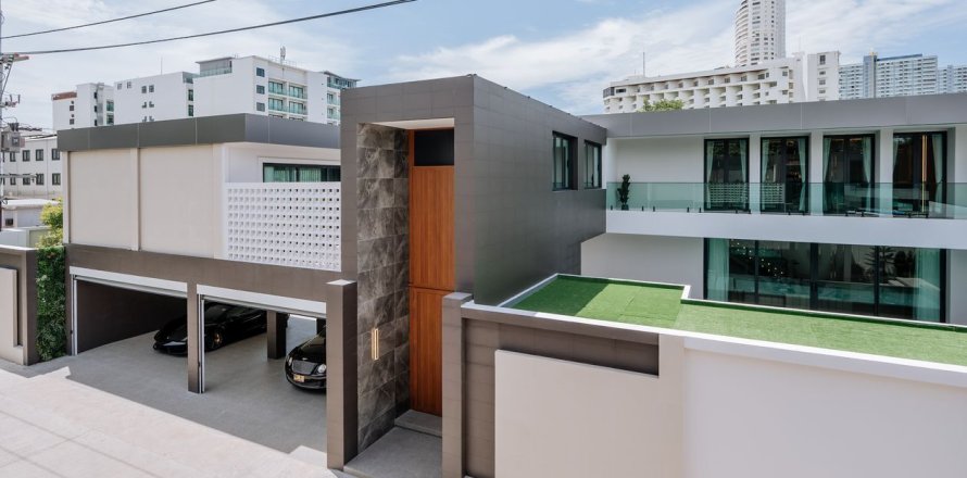 Villa in Pattaya, Thailand 6 bedrooms № 172215